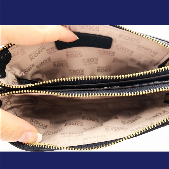 Gaby’sBags👜💕-NWT Michale Kors Wristlet Floral - Picture 4 of 6